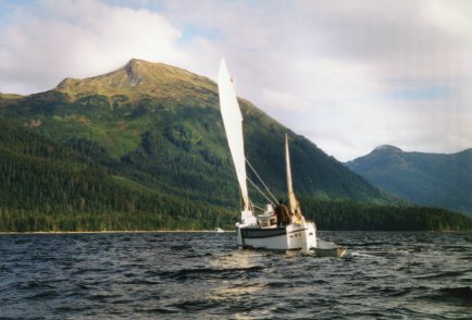 LUNA sailing cat-rigged